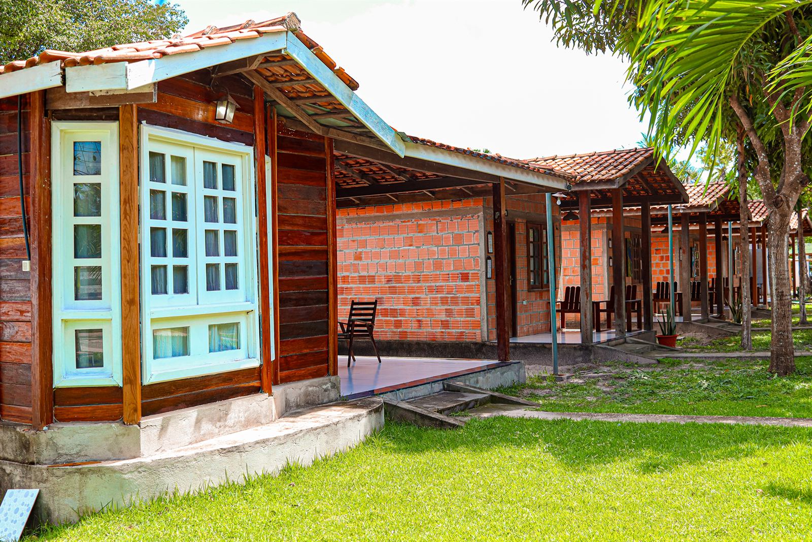 Chalés em fileira com varandas — KN Village